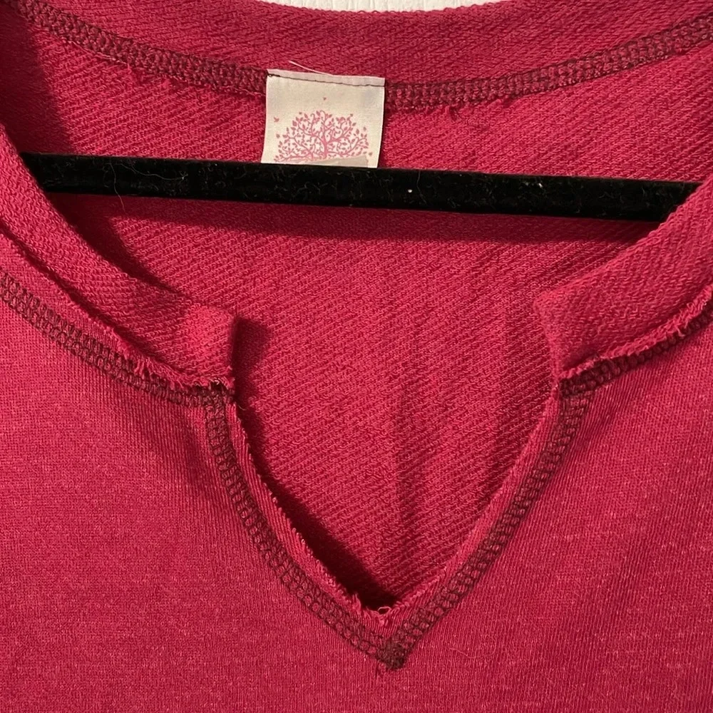 💰Freeloader Urban Outfitters Red Scoop Neck Raw Hem Oversized Sweater Size Med - Picture 5 of 7